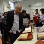 Hermano Castro, diretor da ENSP, na exposição de obras raras da comemoração dos 60 anos da BIBSP (Fotos: Amanda Simões - Multimeios/Icict)