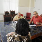 Umberto Teixeira, diretor do Icict, assina o primeiro contrato do Selo Fiocruz Vídeo 2013 (Fotos: Peter Ilicciev/CCS/Fiocruz)