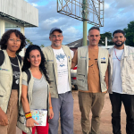 Em frente à Casai Yanomami: Ana Lucia Montel (comunicadora popular do COE-Yanomami), Daniela Muzi, Paulo Lara, Marcos Cantanhede e Breno Caíque (gestor em Saúde Coletiva Indígena) | Foto: Divulgação/VideoSaúde/Icict