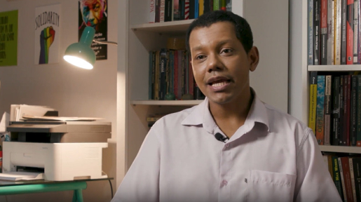 Frame do vídeo de Igor Sacramento, com entrevista sobre fake news