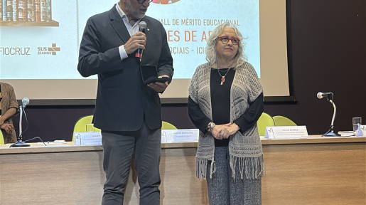 O presidente da Fiocruz, Mario Moreira, entrega a medalha à homenageada Inesita Araújo.