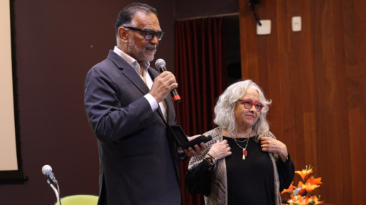 Presidente da Fiocruz Mario Moreira entrega medalha para Inesita Araújo durante a Cerimônia de Premiação. Foto: Walter Geronimo/Laces.