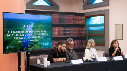 Mesa de debate do evento de contribuições para a COP30 com Diego Xavier, Christovam Barcellos, Renata Gracie e Beatriz Oliveira, respectivamente.