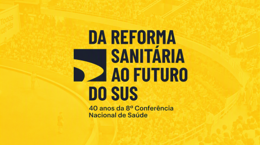 Cartaz com fundo amarelo e plateia em auditório. Texto: Da Reforma Sanitária ao Futuro do SUS – 40 anos da 8ª Conferência Nacional de Saúde