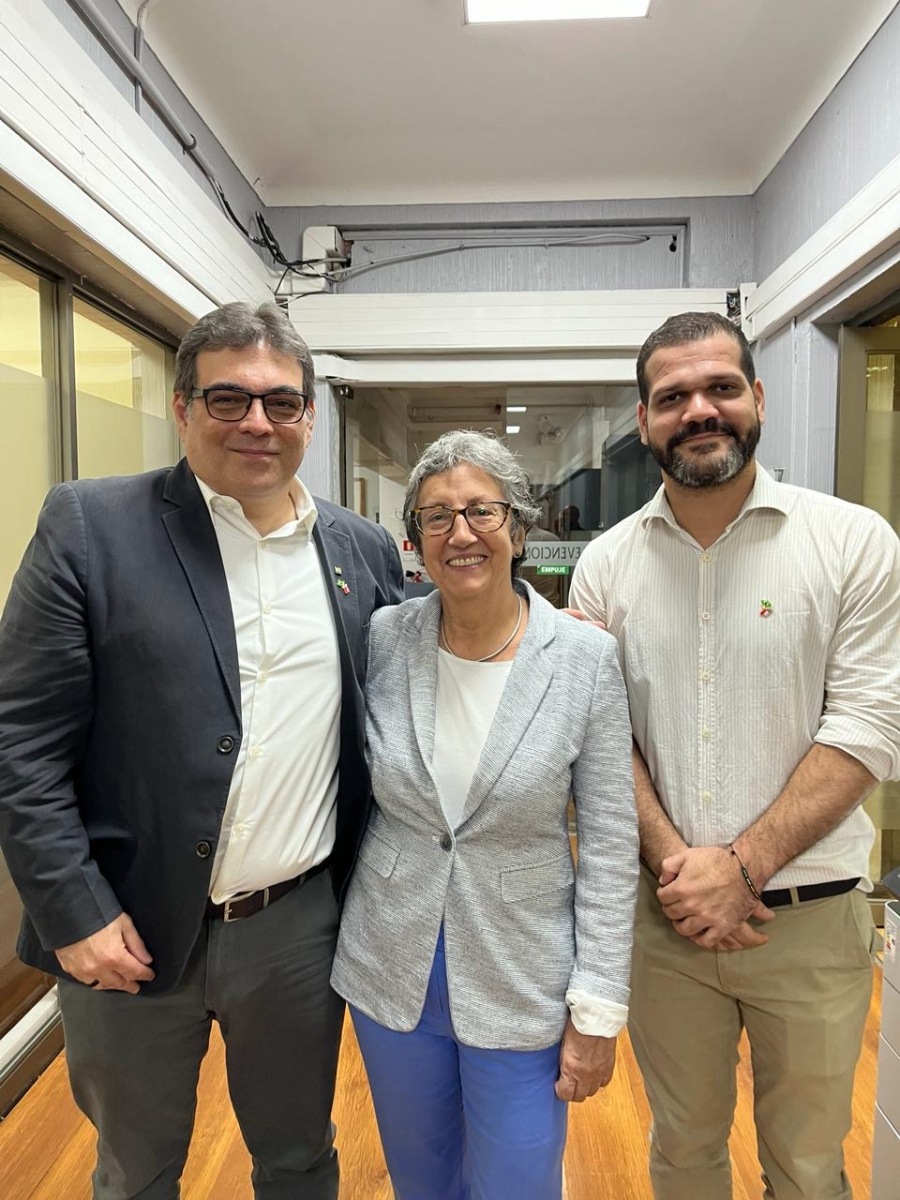 Foto posada com o diretor do Icict, Rodrigo Murtinho, a chefe do escritório de Cooperación y Asuntos Internacionales do Chile, Raquel Child, e o pesquisador Diego Xavier