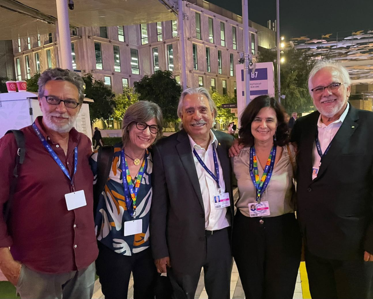Christovam Barcellos, Manuela Silva, Paulo Gadelha, Nisia Trindade e Luiz Augusto Galvão no intervalo de atividades da COP 28, em Dubai.  